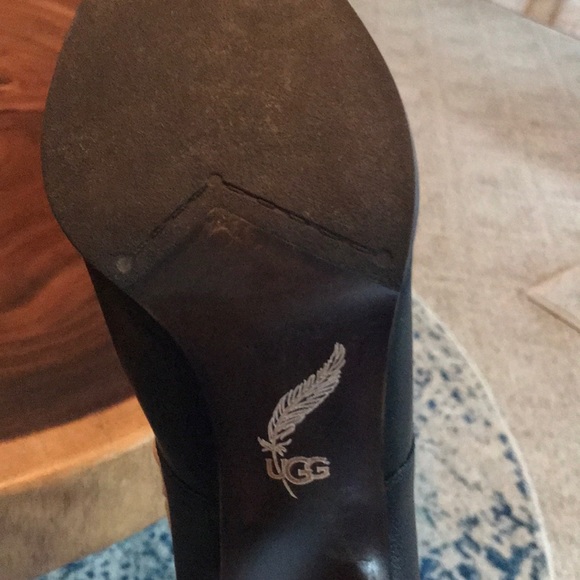 Size 8 ugg leather women’s heeled bootie - Picture 5 of 6
